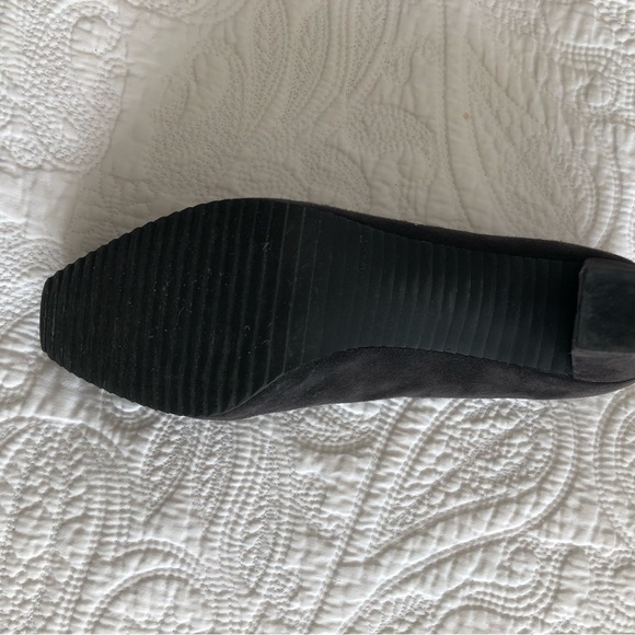 Stuart Weitzman platform suede pumps. Dark grey in colour. - Picture 4 of 6